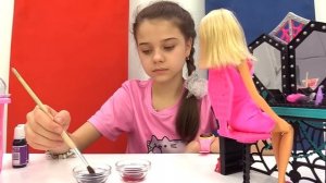 Играем в куклы: Барби подстриглась и покрасила волосы. Видео для девочек. Салон красоты для кукол