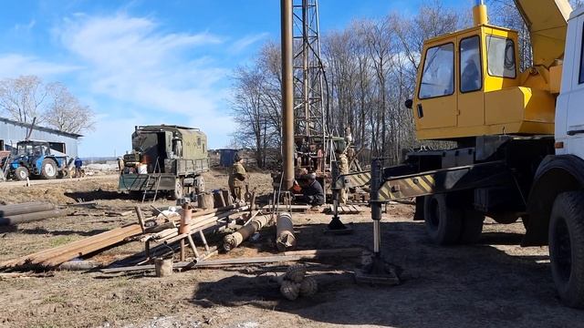 Крепление стенок скважины трубами, один из этапов строительства водозаборной скважины. смотреть онлайн