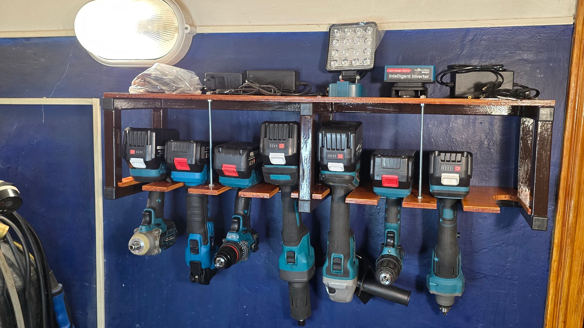 Полка для аккумуляторного инструмента смотреть онлайн