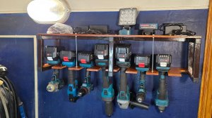 Полка для аккумуляторного инструмента