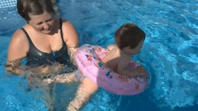 Александра плавает, как большая! / Aleksandra swimming смотреть онлайн