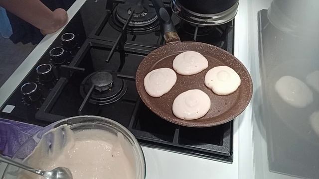 С утра включила пропеллер и полетела - оладьи, котлеты, гречка, хлеб. Всё успела! смотреть онлайн