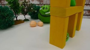 Игры с энгри бердз: с рогаткой по крепости. Как защитить яйца от Свиней? Кража века.