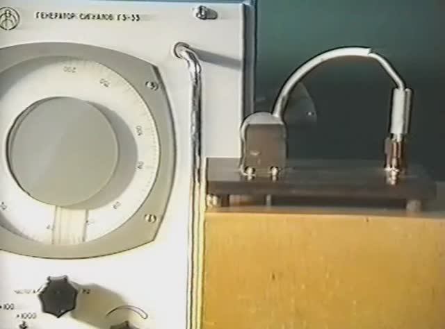 Физика. Опыты. Электричество и магнетизм. Обратный пьезоэффект смотреть онлайн