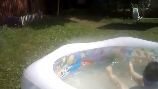 Извините за задержку видео это видео мы снимали 15 числа. Я купаюсь в басейне смотреть онлайн