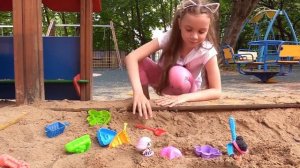 Детская площадка! Игры на улице про кукол ЛОЛ и Пони — Катаемся с горок и делаем упражнения