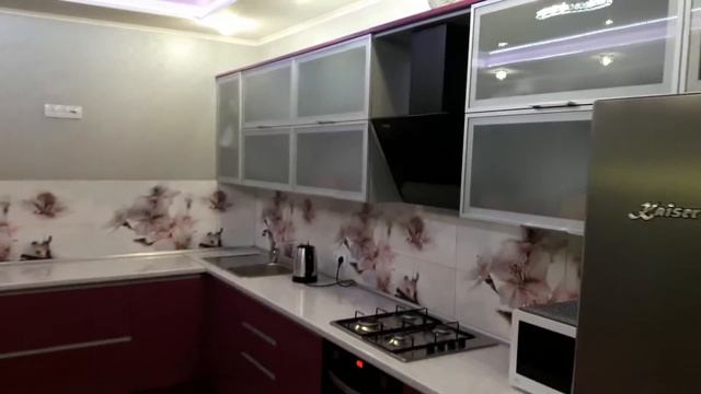 Кухня в современном стиле с фасадами из крашенного мдф и алюминия. Фурнитура BLUM. смотреть онлайн