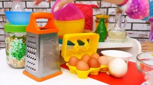 Кукла БЕБИ БОН пробует котлеты с цукини и фаршем! Готовим вместе в видео для девочек с Baby Born