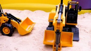 Экскаватор в автомастерской Саши. Видео про машинки в песочнице для детей