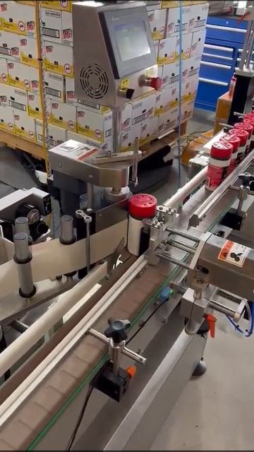 Automatic round bottle labeling machine #labelingmachine #labeling #roundbottlelabelingmachine смотреть онлайн