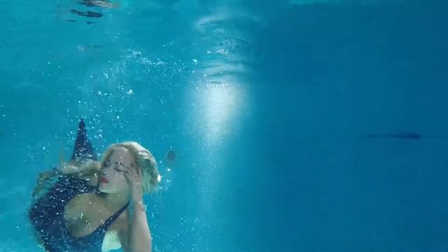 RITA ORA FLAUNTS – She’s some-fin else! смотреть онлайн