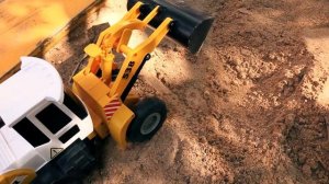 Игры с машинками - Молния Маквин и рабочие машинки