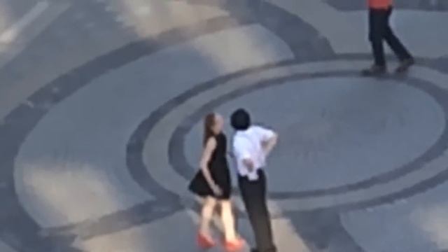 Мим в Столешникове веселит людей смотреть онлайн