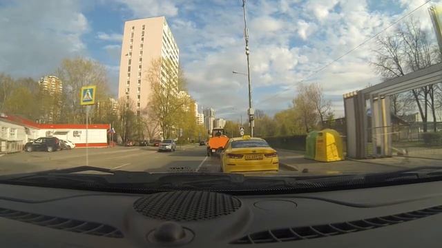 Тихоход. Не наклеил знак на прицеп - затормозил движение.