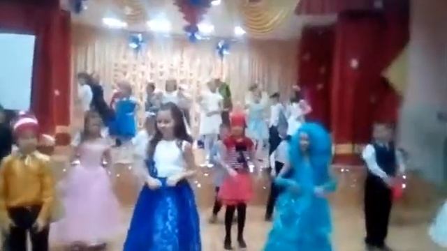 4 классы танцуют новогодний танец! смотреть онлайн