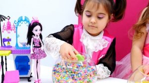 Ищем игрушки в шариках! Игры Барби и Монстер Хай