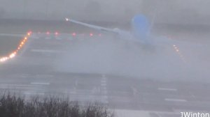 Ветер буквально сносит самолет с полосы