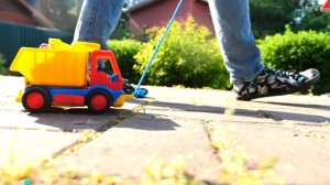 Главная дорога для машинок. Строим гараж с Машей Капуки. ПДД видео для детей