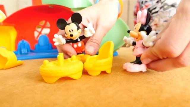 Игрушки Микки Маус и Минни на игровой площадке - Видео для детей с Машей Капуки #Оставайтесьдома смотреть онлайн