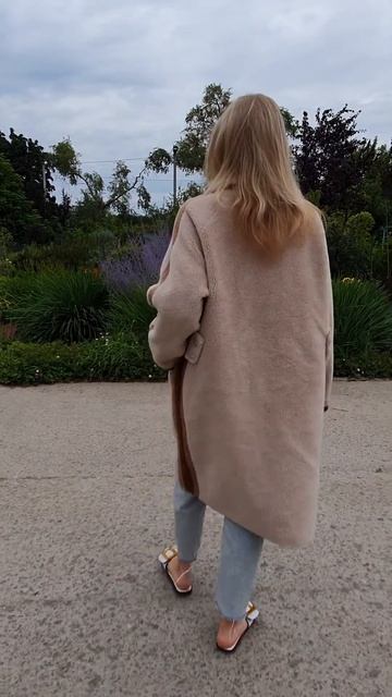 Удлинённая шубка из натуральной шерсти Меринос с лампасами на рукавах и по бокам смотреть онлайн