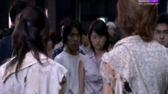 As the crowd stares at Takumi and Mari in silence, the pair walk out of the arena with Takumi смотреть онлайн