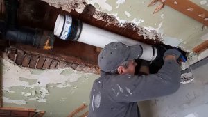 Меняем часть канализационной трубы.
