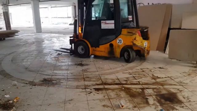 Дрифт на погрузчике.Рёв мотора. #дрифт #мощныйдвигатель #гастарбайтер смотреть онлайн