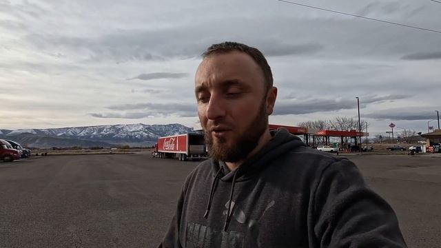 ЖИЗНЬ ДАЛЬНОБОЙЩИКА В США. ПАРКОВКА В АМЕРИКЕ. ЛЮБИМАЯ РАБОТА смотреть онлайн