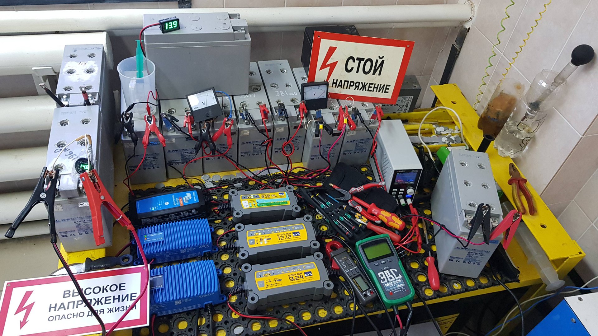 AGM 12 Aч ( DELTA ) - четыре мёртвых АКБ. Вскрытие. Долив воды. Заряд. Восстановление... смотреть онлайн