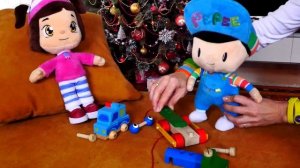 Пеппе и Лели собирают деревянный паровоз. Конструктор для детей