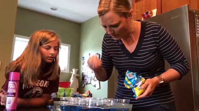 Kerri is throwing Swedish fish into jello смотреть онлайн