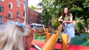 Как Мама - Беби Бон Эмили отправилась гулять в дождь! Видео для девочек