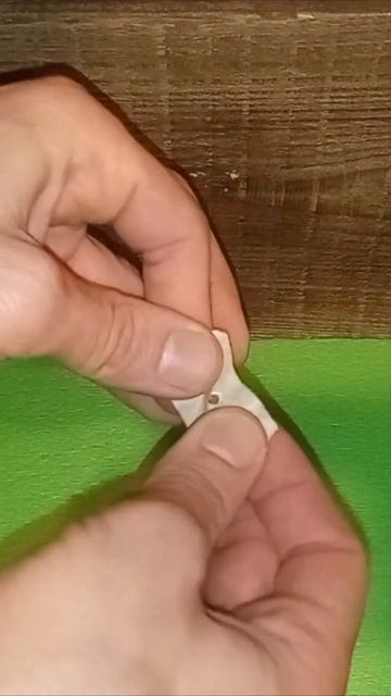 Обязательно запомни этот совет! Как закрепить шуруп, когда он не держится на отвёртке? #shorts смотреть онлайн