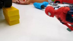 Видео про игрушки. Веном атакует автомастерскую! Супергерои Железный Человек и Спайдермен против!