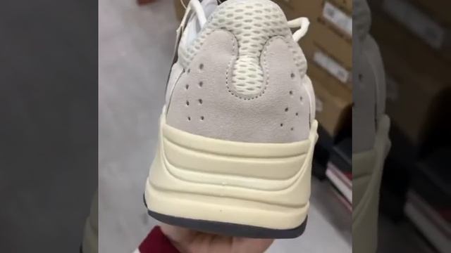 ADIDAS YEEZY BOOST 700 ANALOG смотреть онлайн