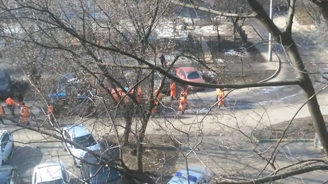 весенне-коммунальное шествие дворников смотреть онлайн