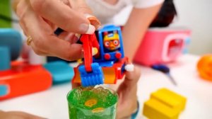 Маша Капуки и Робокар Поли готовят на Хэлоуин капкейки! Видео про машинки - Игрушки для детей