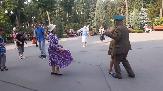 Розы, розы, розы для тебя!!!Танцы в парке Горького!!!Харьков 2021 смотреть онлайн