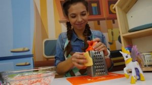 Игры для детей с Пони. Готовим вместе Крабовый салат.