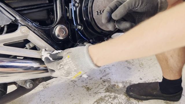 Finding a Crack and a Broken Bolt in the Engine Case of My 1982 Honda VF750S смотреть онлайн