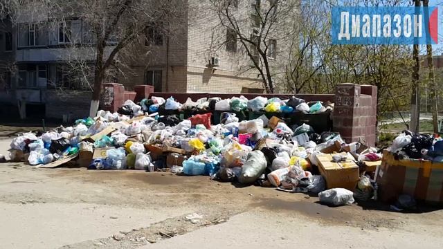 Ветер разносит мусор по всей округе смотреть онлайн