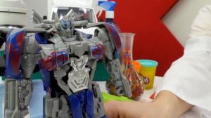 Игры с Трансформерами - Оптимус Прайм становится Десептиконом?! – Видео про игрушки с Доктором Ой.