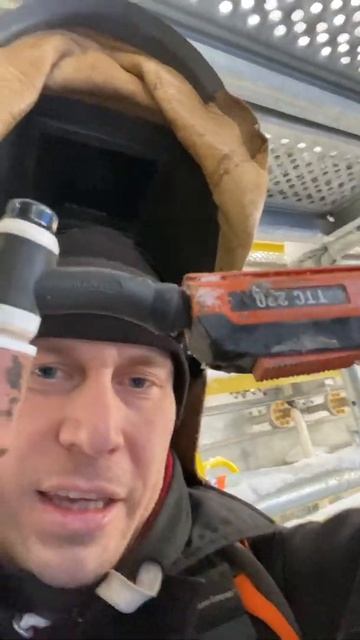 Будте аккуратней с оборудованием #аргоннаясварка #сварка #сварщик #welder #сваркаметалла смотреть онлайн