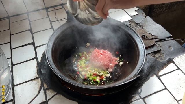 柴火灶做饭味道真香，炒出来的肉末粉条不粘不坨，拌米饭太好吃了【农家的小勇】 смотреть онлайн