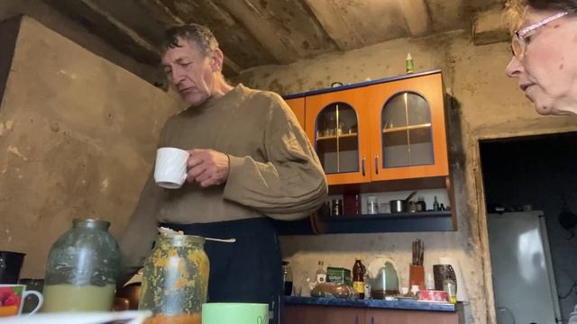 Не едят мясо.🤷♀️😼😺 Супчик с консервами.👩🍳 Попрошайки на месте.😄😺😼 смотреть онлайн