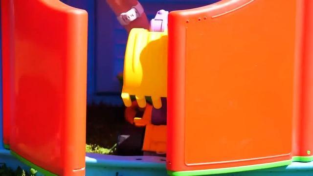 Строительные машинки на пляже и в аквапарке – Веселые игры для детей Капуки Кануки смотреть онлайн