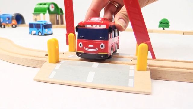 Развивающее видео - Про поезда Брио и маленький автобус Тайо смотреть онлайн