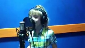 Девочка поёт ,,Гляжу в озёра синие...«это должны слышать все