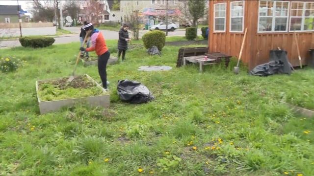 Group hosts 'Earth Day Eve' cleanup in Buffalo neighborhood смотреть онлайн