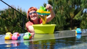 Машинки и сюрпризы в бассейне. Видео с Машей Капуки Кануки. Игры для детей в машинки